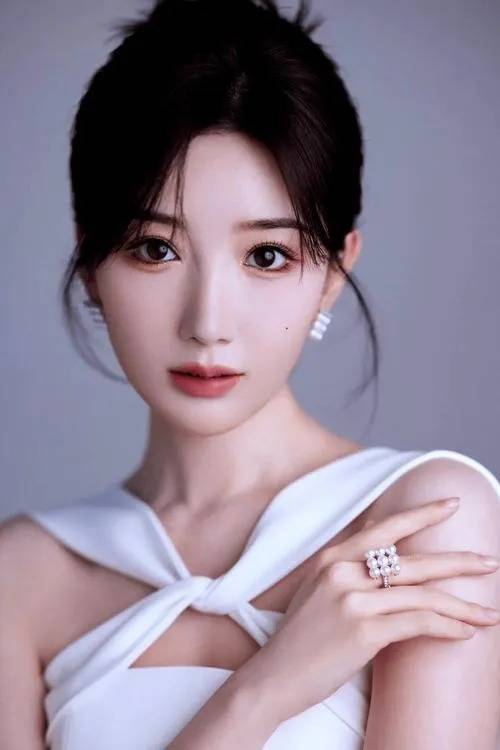 股票配资排名在线查询 37岁毛晓彤被拍医美诊所，脸颊肿胀像发面馒头？本人回应来了！